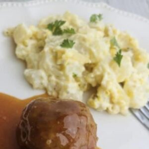 A plate of food with eggs and gravy on it.